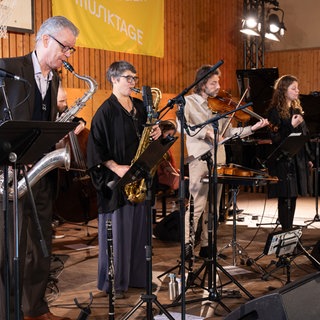 Teilnehmer:innen des Kaja Draksler Octets bei den Donaueschinger Musiktagen 2025