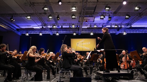 Elena Schwarz beim Dirigeren der Donaueschinger Musiktage 2025