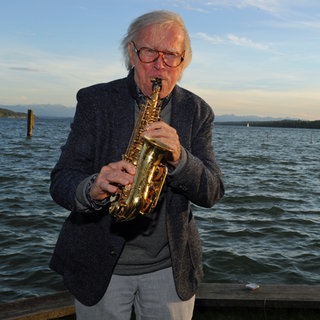 Der Musiker Klaus Doldinger spielt im Seebad Starnberg direkt am Starnberger See Saxofon.