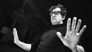 Komponist Luciano Berio am Dirigentenpult