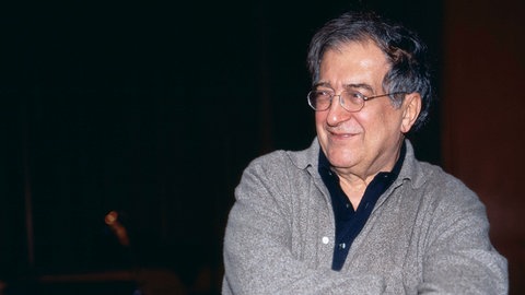 Luciano Berio in einem grauen Pullover sitzend, im Jahr 2003 in Rom.