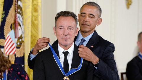 Bruce Springsteen erhielt im November 2016 von Präsident Barack Obama die „Presidential Medal of Freedom“.