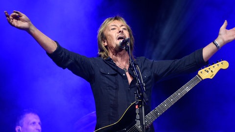 Chris Norman singt auf der Parkbühne in Berlin mit zur Seite ausgestreckten Armen (5.7.2025)