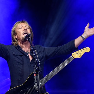 Chris Norman singt auf der Parkbühne in Berlin mit zur Seite ausgestreckten Armen (5.7.2025)