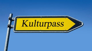 Ein Schild auf dem "Kulturpass" steht