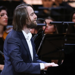 Der russische Pianist Daniil Trifonov bei einem Galakonzert in der Tchaikovsky Concert Hall zum 100. Geburtstag der Moscow Philharmonic Society (2022)- 