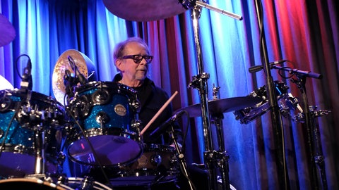 Curt Cress sitzt am Schlagzeug | Schlagzeuger Curt Cress über seine Freundschaften mit großen Stars