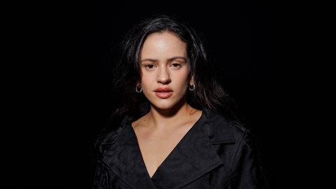 Rosalia bei der Christian Dior FrühlingSommer 2025 Fashion-Show im Herbst 2024 in Paris.