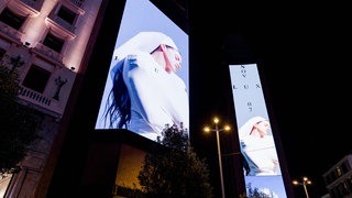 Werbung für das neue Album "Lux" der Sängerin Rosalía an der Plaza de Callao in Madrid.