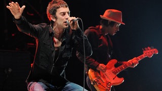 Richard Ashcroft (links) und Simon Jones von der britischen Band The Verve 2008 in Kalifornien beim Coachella Festival auf der Bühne | The Verve – "Bitter Sweet Symphony" | Hits & Storys