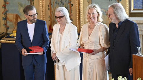 Die Mitglieder von ABBA, Björn Ulvaeus, Anni-Frid Lyngstad, Agnetha Fältskog und Benny Andersson (v. l. n. r.), nehmen 2024 den "Wasa"-Orden entgegen | Sängerin Anni-Frid Lyngstad von ABBA wird 80 