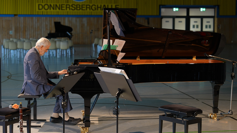 Helmut Lachenmann am Flügel