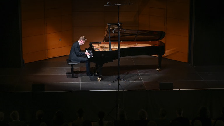 SWR Kultur Internationale Pianisten Mainz 2025: Joseph Moog beim Konzert vom 26. September 2025 im Frankfurter Hof 