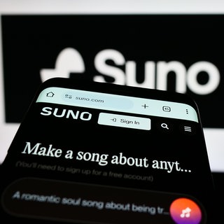 Die Webseite des KI-Unternehmens Suno auf einem Smartphone | Urheberrecht: Was KI-generierte Musik so problematisch macht