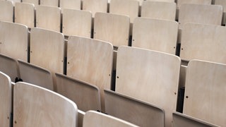 Ein leerer Hörsaal als Symbolbild für Machtmissbrauch an Hochschulen