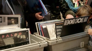 Menschen suchen und kaufen besondere Pressungen, Raritäten, und Ausgaben von Schallplatten ihrer Musiker zum Tag der unabhängigen Plattenläden.