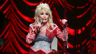 Dolly Parton gibt 1980 im Film "9 to 5" ihr Schauspieldebüt und schreibt auch gleich den Titelsong dafür. Damit erobert sie die Charts und beweist, dass man mit langen Fingernägeln mehr anfangen kann, als nur gut auszusehen.