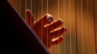 Eine Harfe wird gespielt