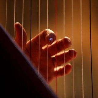 Eine Harfe wird gespielt