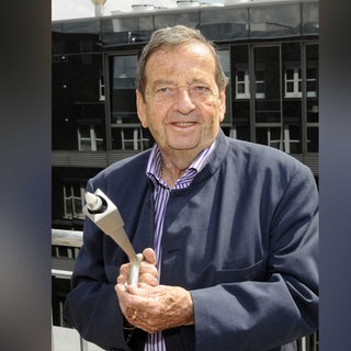 Peter Thomas, deutscher Filmkomponist, hält eine Requisite aus der Aufführung «Raumpatrouille Orion - Das galaktische Filmkonzert» in seiner Hand