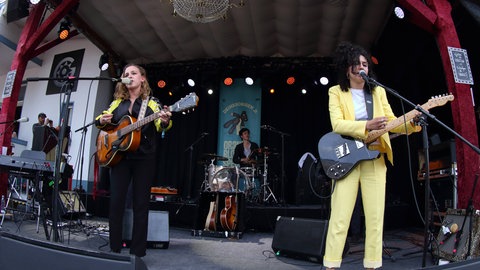 Die Musikerinnen Nora Steiner (Gitarre, Gesang) und Madlaina Pollina (Gitarre, Gesang, Piano) auf der Bühne