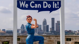 Statue von Rosie the Riveter am Ufer des Ohio River gegenüber von Louisville, Kentucky, USA.