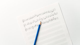 Zufällig mit Bleistift gezeichnete Musiknoten.