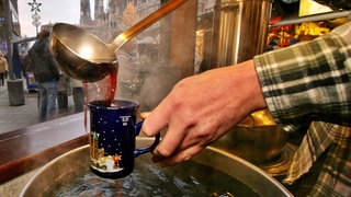Glühwein wird in eine Tasse geschüttet