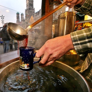 Glühwein wird in eine Tasse geschüttet