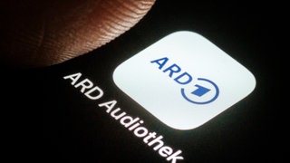 Die App ARD Audiothek wird auf dem Display eines Smartphones angezeigt