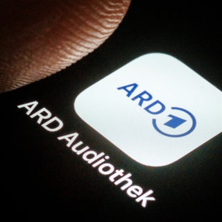 Die App ARD Audiothek wird auf dem Display eines Smartphones angezeigt