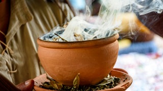 Verbrennung von Kräutern aus einem Tontopf