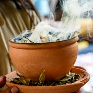 Verbrennung von Kräutern aus einem Tontopf