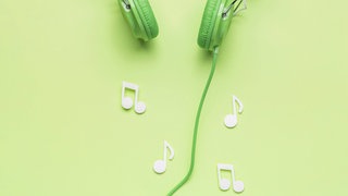 Symbold für Musik-Charts: Grüne Kopfhörer mit weißen Musiknoten
