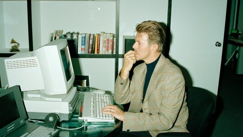 David Bowie vor einem Computer in den 90er-Jahren