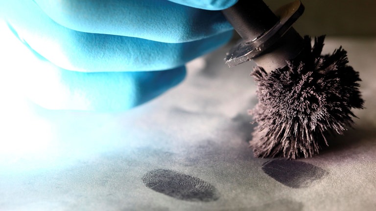 Sichtbarmachen von Fingerabdruckspuren auf Beweismitteln mit Hilfe von Eisenspänen, Kriminaltechnisches Institut, KTI, Landeskriminalamt, LKA, Nordrhein-Westfalen.