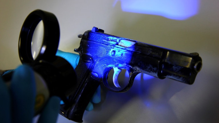 Sichtbarmachen von Fingerabdruckspuren auf Beweismitteln mit Hilfe von UV-Licht und speziellen Filtern, KTI, Daktyloskopie, LKA, Nordrhein-Westfalen.