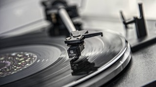 Ein Plattenspieler mit einer LP