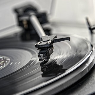 Ein Plattenspieler mit einer LP