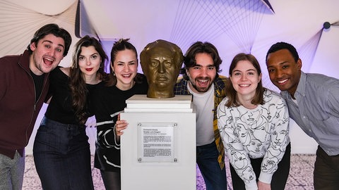 Gruppenfoto bei Smola Büste der SWR Kultur Jungen Opernstars 2026