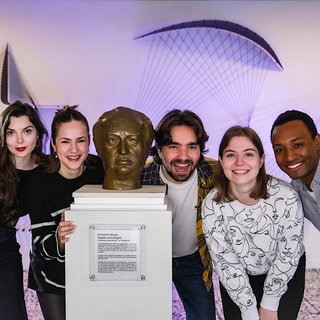 Gruppenfoto bei Smola Büste der SWR Kultur Jungen Opernstars 2026
