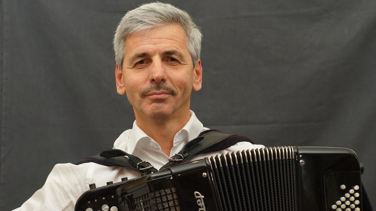 Victor Pribylov mit Kopfakkordeon