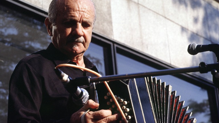 Astor Piazzolla  (1921 - 1992 ) Bandoneon-Spieler und Begründer des Tango Nuevo.