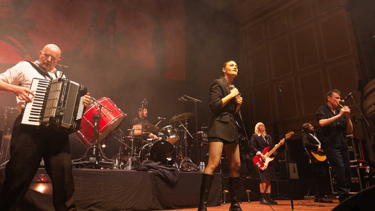 „The Pogues“ 2025 bei einem Konzert in Newcastle, UK.