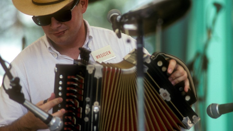 Musiker mit Cajun-Akkordeon,  Melodeon auf einem Festivals in Lafayette, Louisiana.