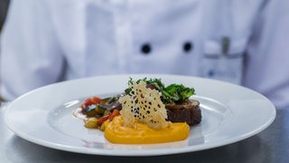 Hauptgericht eines Kochs bei den Landesmeisterschaften des Gastro-Nachwuches (Mecklenburg-Vorpommern).
