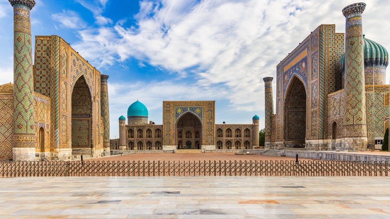 Registan-Platz mit drei Madrasas: Ulugh Beg, Tilya-Kori und Sher-Dor in Samarkand