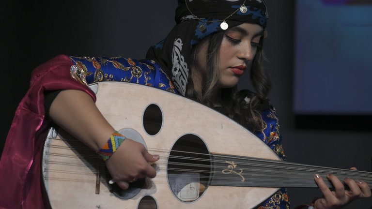 Eine Musikerin spielt die Oud (Zakho, irak. Region Kurdistan).