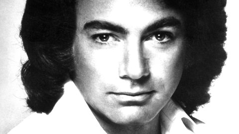 Neil Diamond: Der Sänger und Musiker auf einem Schwarz-Weiß-Bild zu Anfangszeiten mit dunklem langem Haar.
