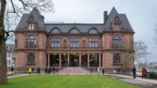 Stadthalle von hinten, davor der neue Montpellierplatz